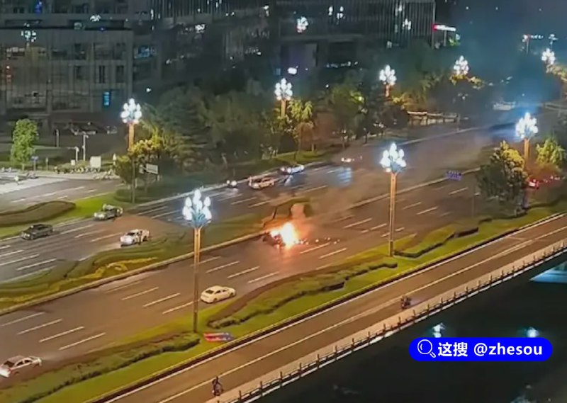 #成都小米 #小米 四川成都天府大道一辆小米汽车超速行驶发生事故后起火
