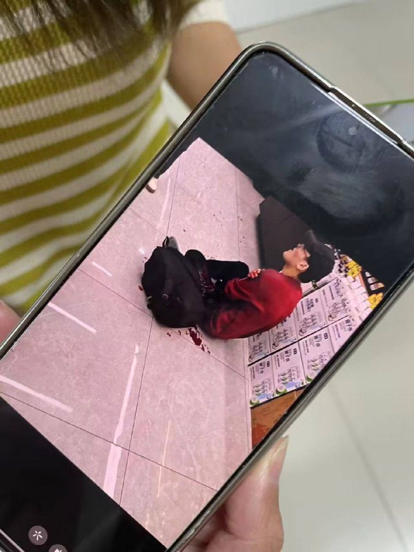 #无锡工艺职业技术学院 11月16日江苏无锡 无锡工艺职业技术学院 发生无差别持刀伤人事件，多人倒地不起