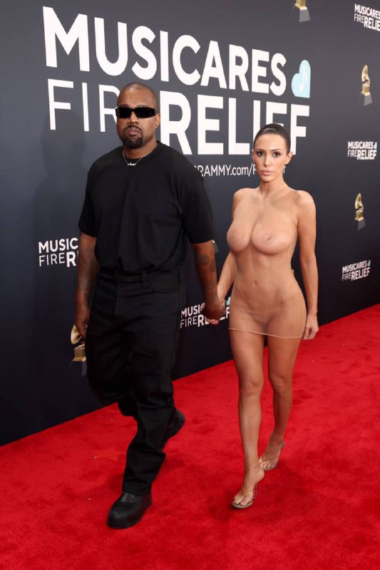#比安卡·森索里 Bianca Censori 坎耶·维斯特 (Kanye West) 的 妻子 比安卡·森索里 (Bianca Censori) 在 格莱美 颁奖典礼 上几乎 全裸 出镜  #裸体恋童癖说唱歌手坎耶·维斯特 (Kanye West) 和吹牛老爹 (Puff Diddy) 的最好朋友因他的性奴妻子比安卡·森索里 (Bianca Censori) 在格莱美颁奖典礼上脱下外套而在网上走红